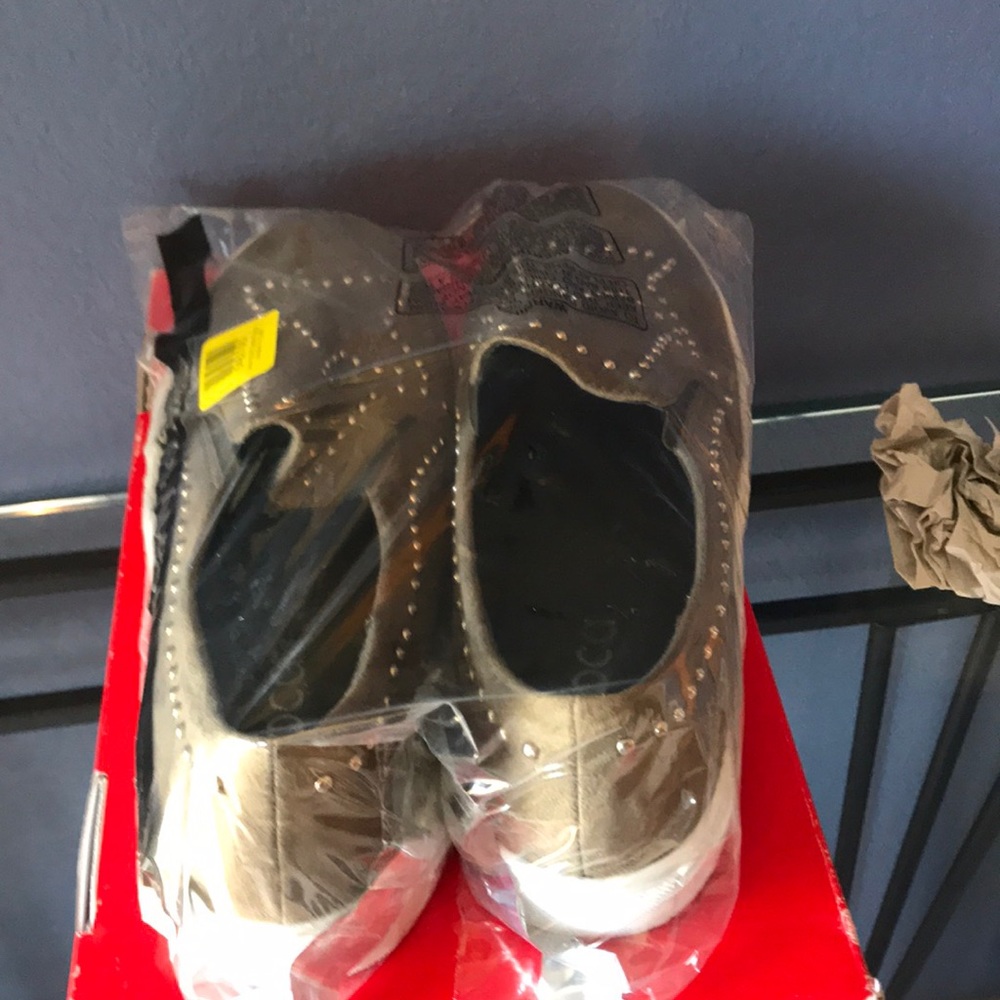 Shoe - Picture 3 of 5